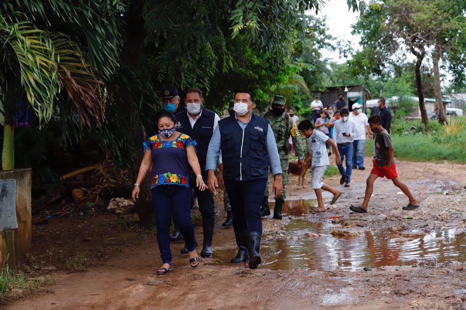 Renán Barrera exhorta a vecinos de 'La Mielera' a acudir a refugios